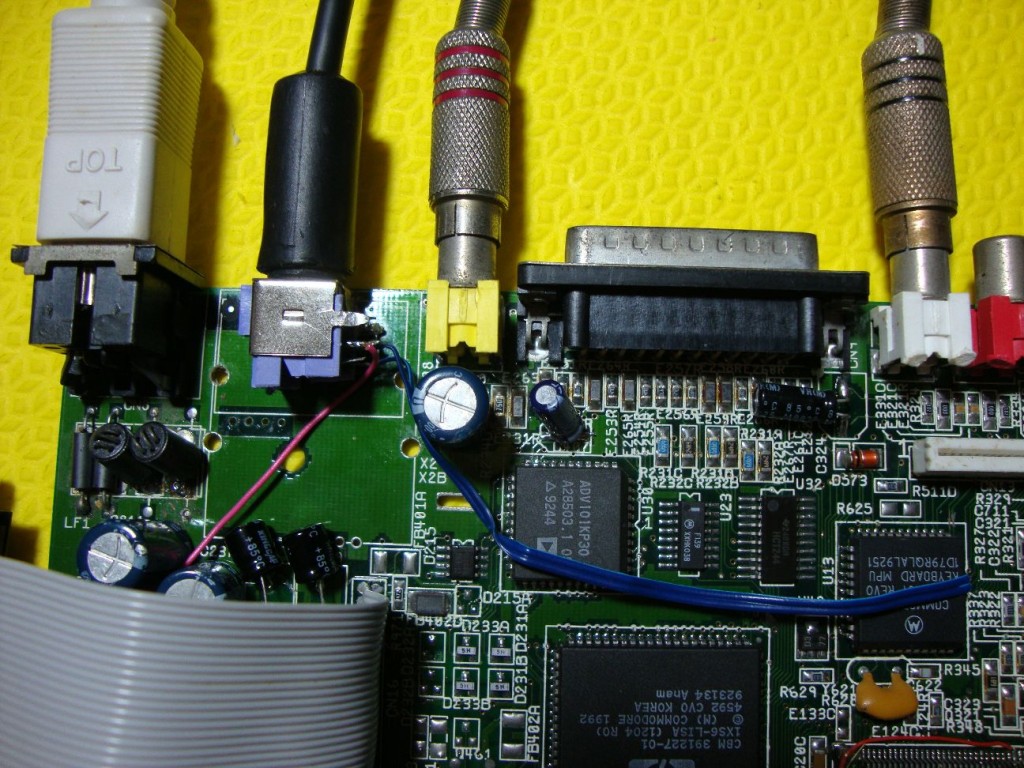 O conector PS2 que eu instalei improvisadamente para o teclado.
